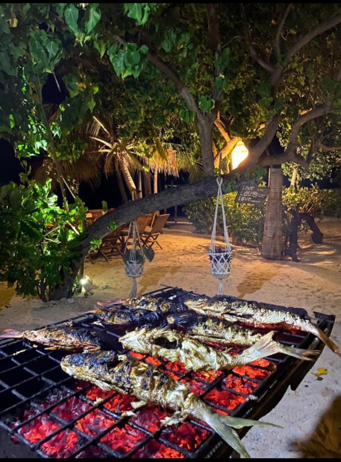 Met House Hotel Thulusdhoo Ngoại thất bức ảnh